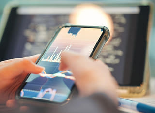 Investor sledujúci prehľadný priebeh prevodu a výberu peňažných prostriedkov