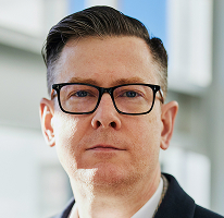 Alexander Hughes – CEO a hlavný predstaviteľ firmy zameranej na obchodovanie s kryptomenami, portrét